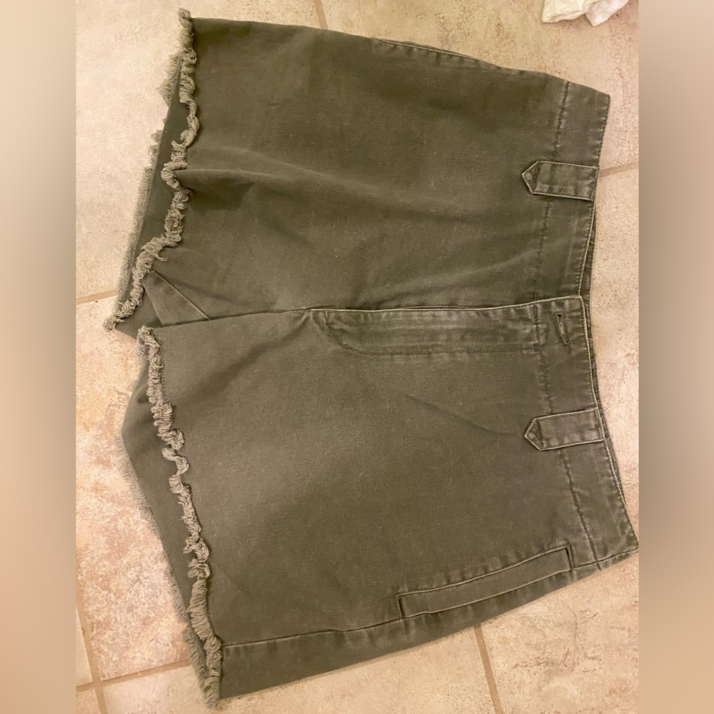 Vintage Abercrombie frayed hem 3 inch shorts. Size 8, Khaki/ Army Green